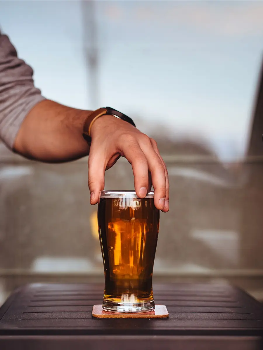 Een glas bier op een bierviltje