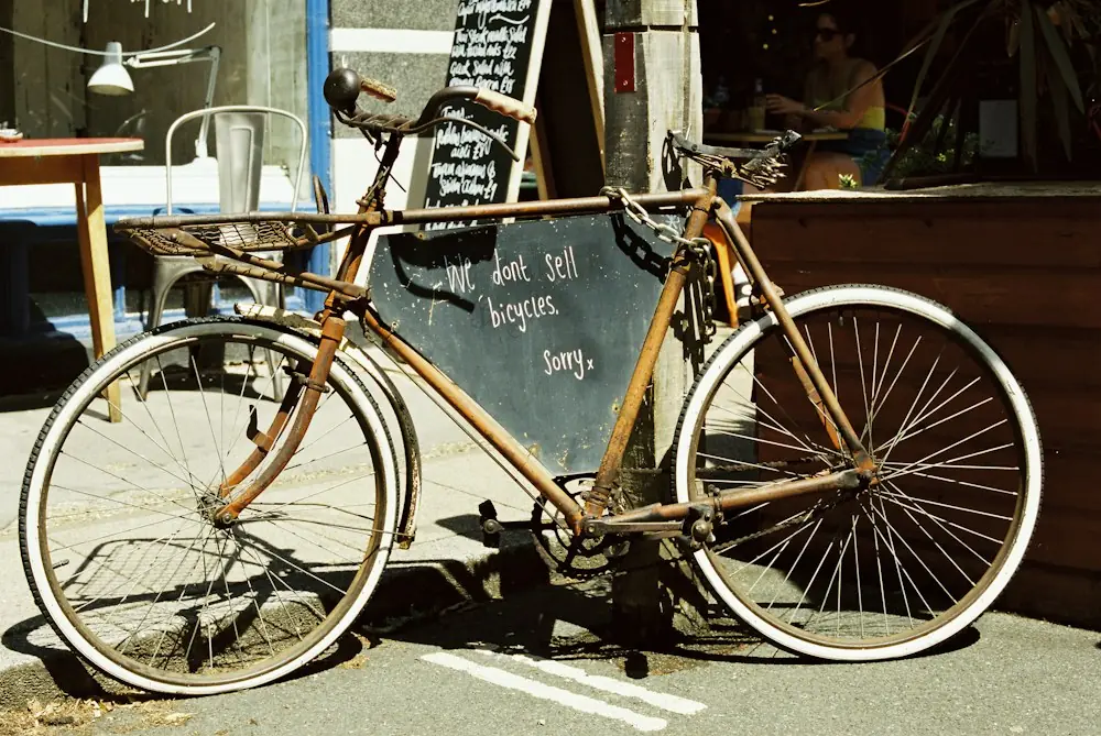 Een fiets geparkeerd naast een krijtbord