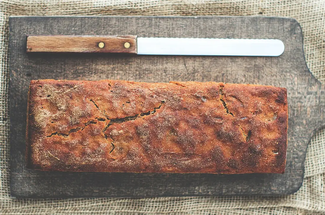 Een brood op een houten plank