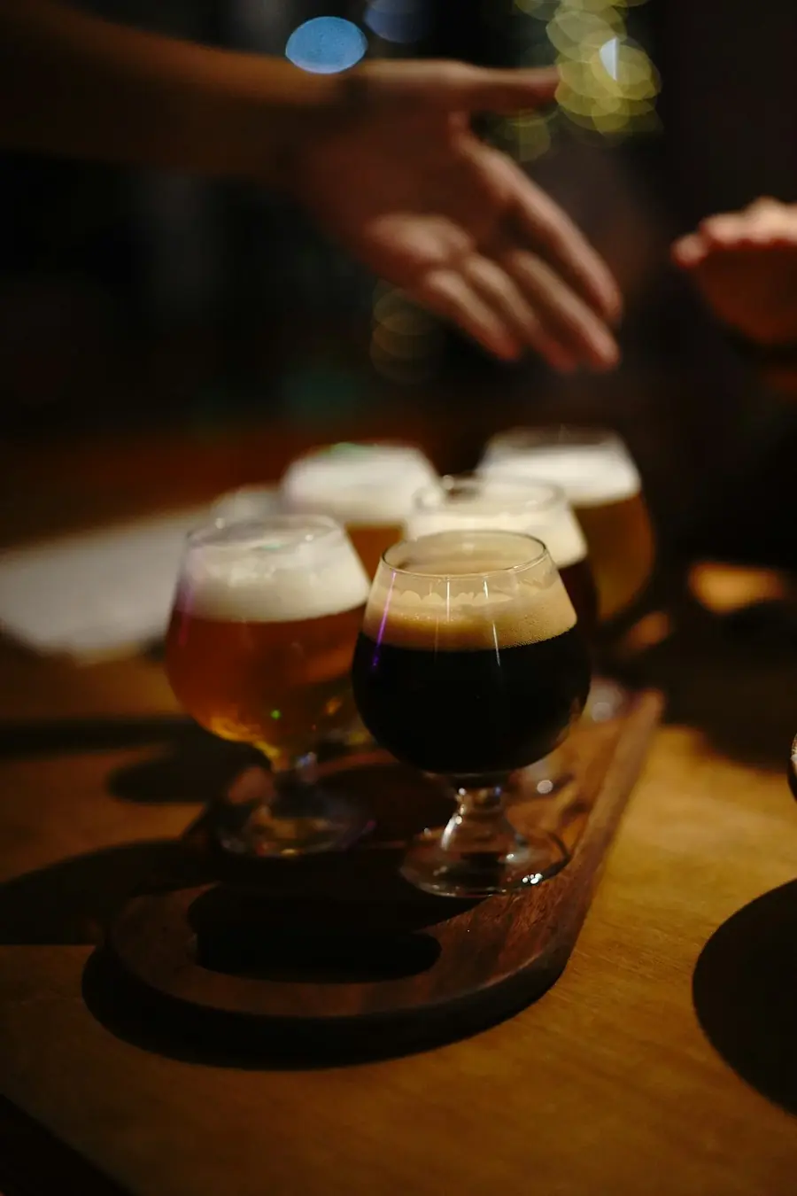 Drie glazen bier op een houten plank