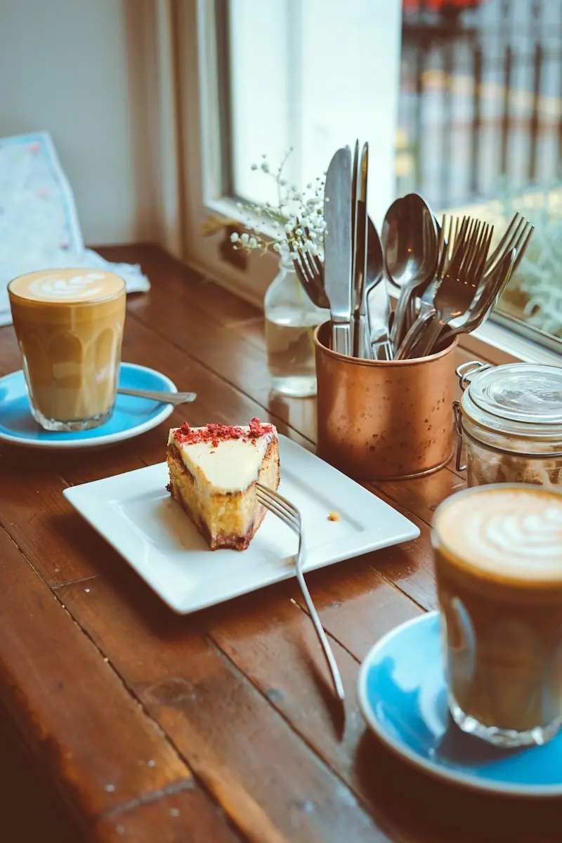 Koffie en een stuk taart aan het raam