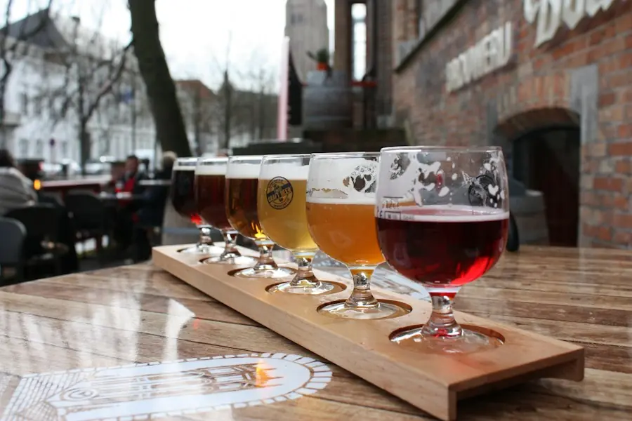 Een plank met Belgische bieren